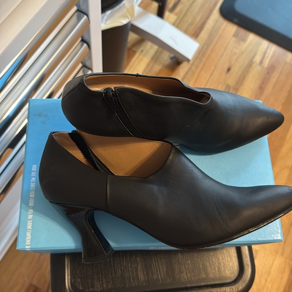 John Fluevog Poser Asymmetrical Bootie Women’s Sz 10.5. Worn once.Black leather - Picture 6 of 9